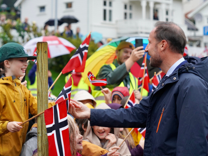 Elevar frå Trudvang skule tok imot Kronprinsen i Sogndal. Foto: Sara Svanemyr, Det kongelege hoffet